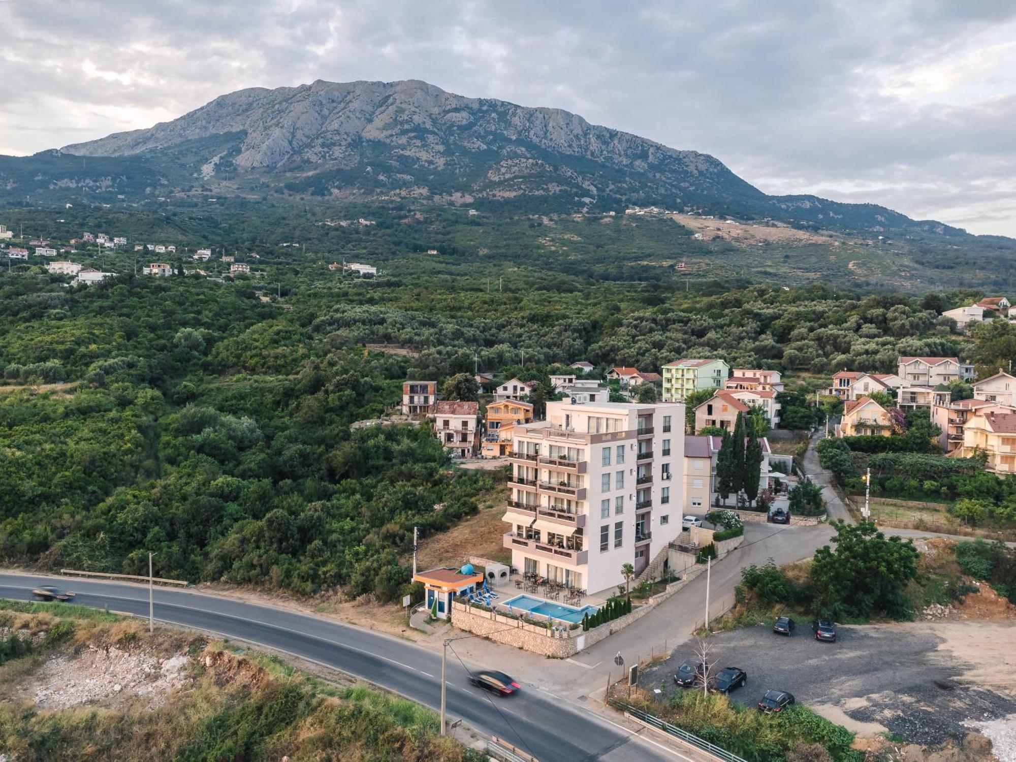 Lux Hotel M Dobra Voda Buitenkant foto