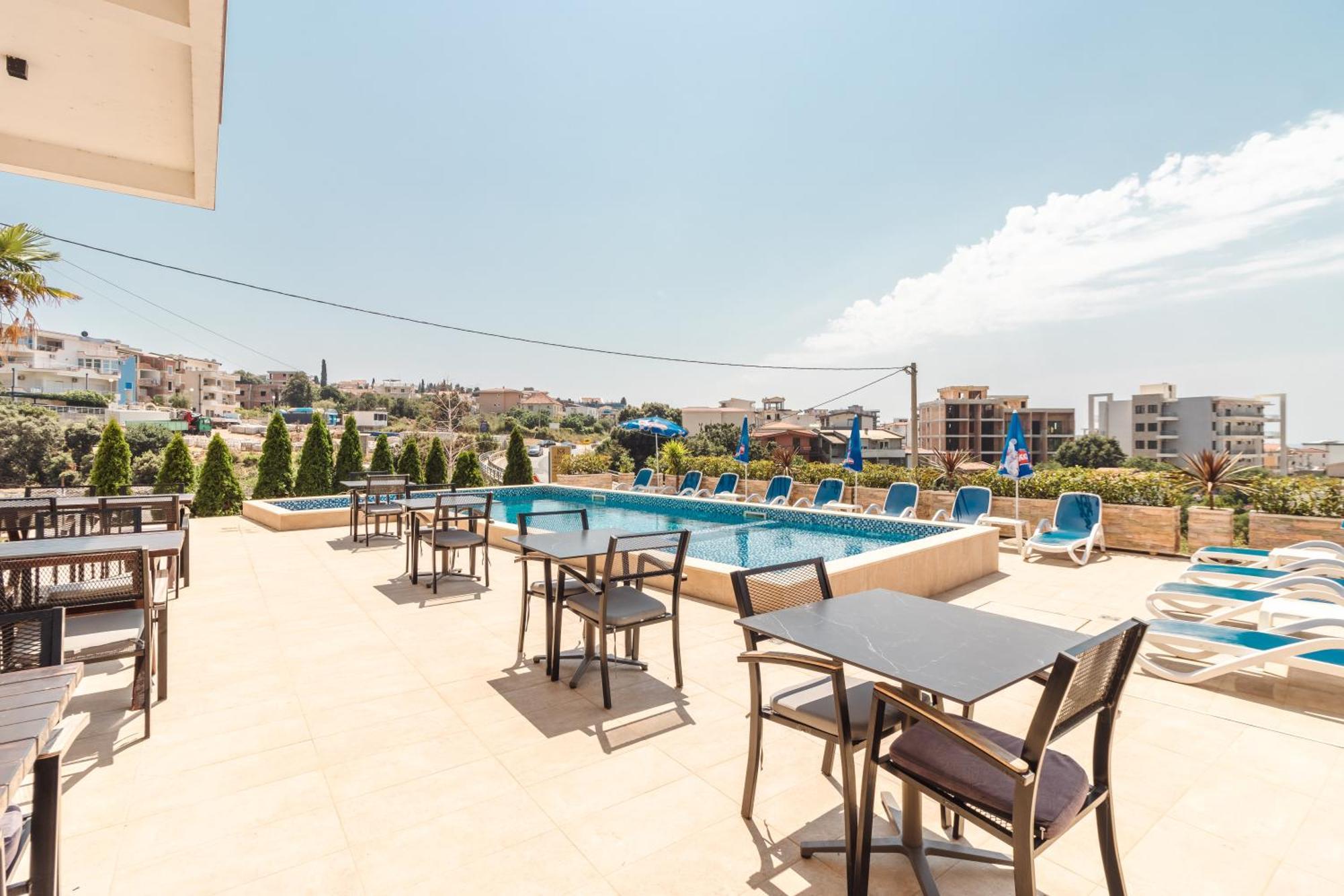 Lux Hotel M Dobra Voda Buitenkant foto