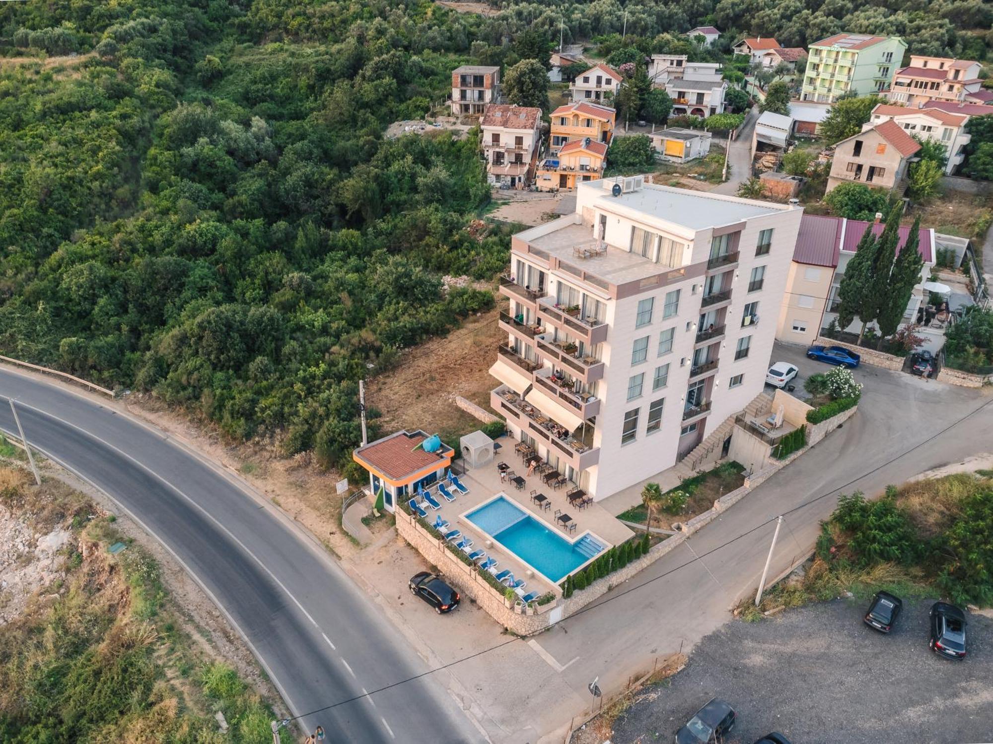 Lux Hotel M Dobra Voda Buitenkant foto